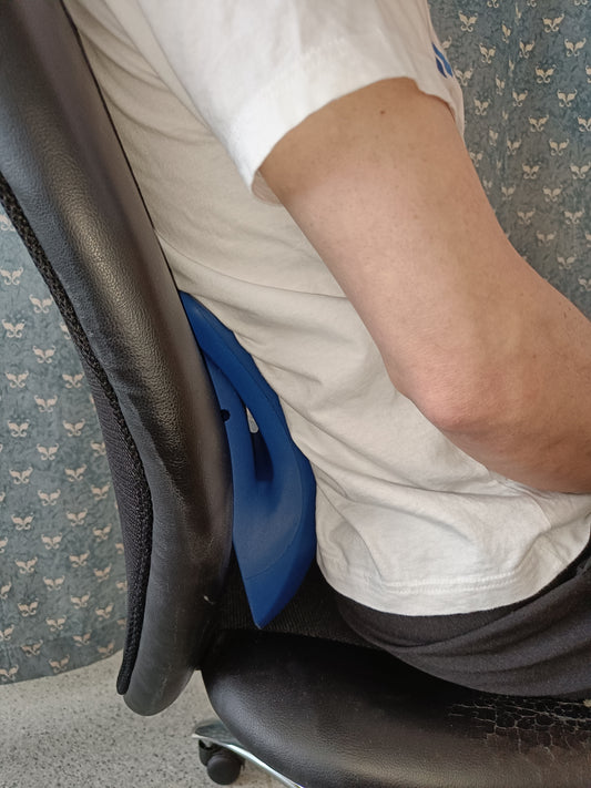 selkäkaari käyttö tuolissa istuessa