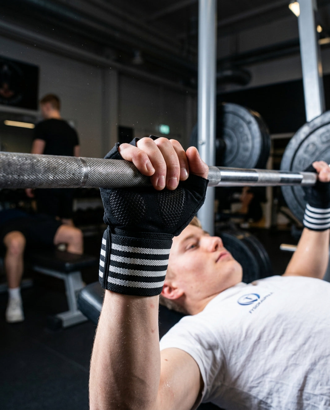 Malli punttisalilla tekemässä penkkipunnerrusta.